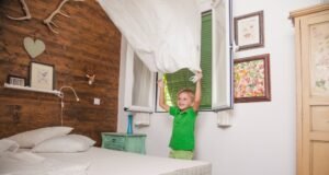 Camas abatibles: la solución inteligente para ahorrar espacio Cama abatible integrada en un mueble para ahorrar espacio