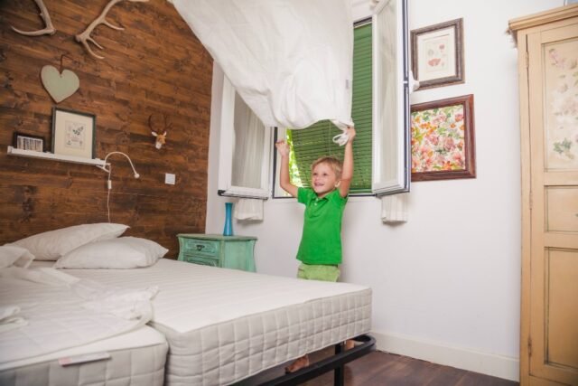 Cama abatible integrada en un mueble para ahorrar espacio