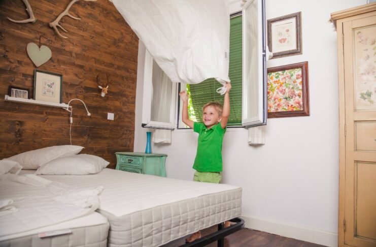 Cama abatible integrada en un mueble para ahorrar espacio