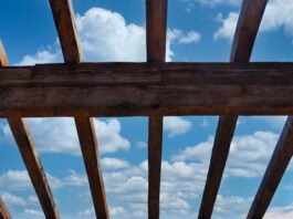 Pérgola de madera en una terraza de Murcia durante el otoño