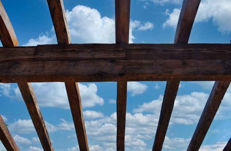 Pérgola de madera en una terraza de Murcia durante el otoño